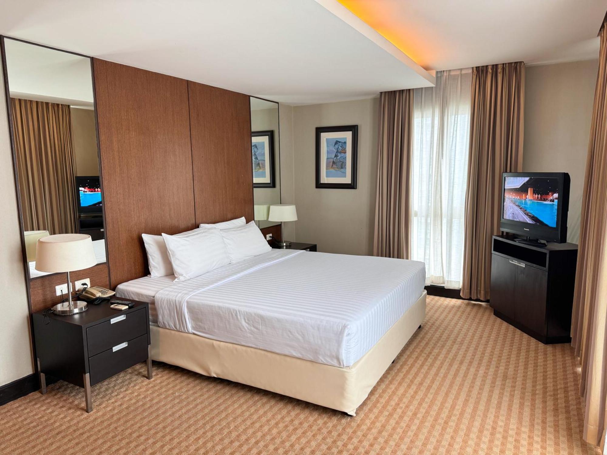The Narathiwas Hotel & Residence Sathorn Bangkok Exterior photo