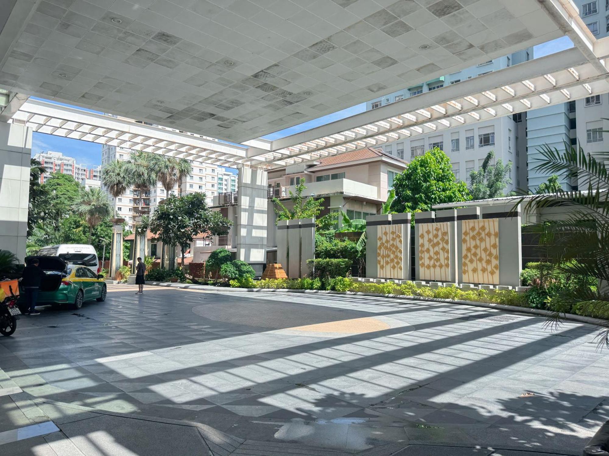 The Narathiwas Hotel & Residence Sathorn Bangkok Exterior photo